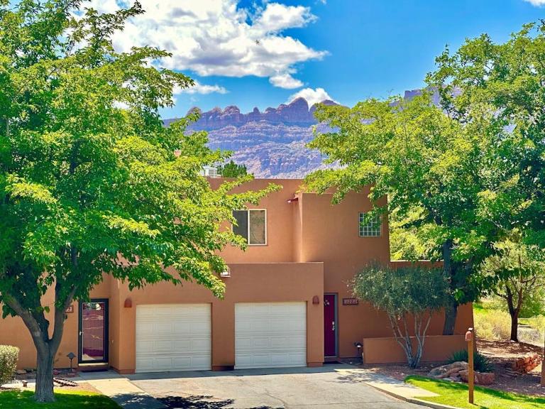 Redesigned Red Rock Condo with Golf Course View Patio Fireplace AC and Pool - Chambres d'hôtes Moab
