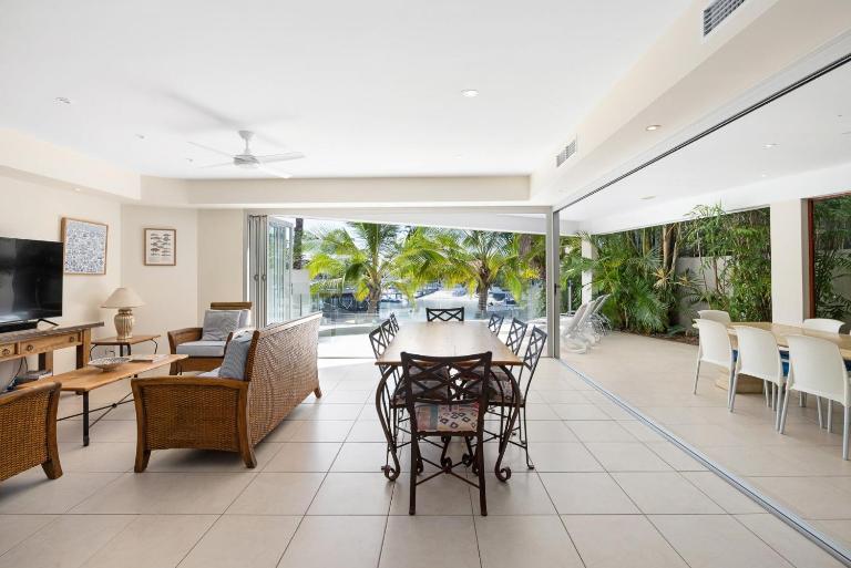 Pet-Friendly Waterfront Hideaway - B&B Noosa Heads