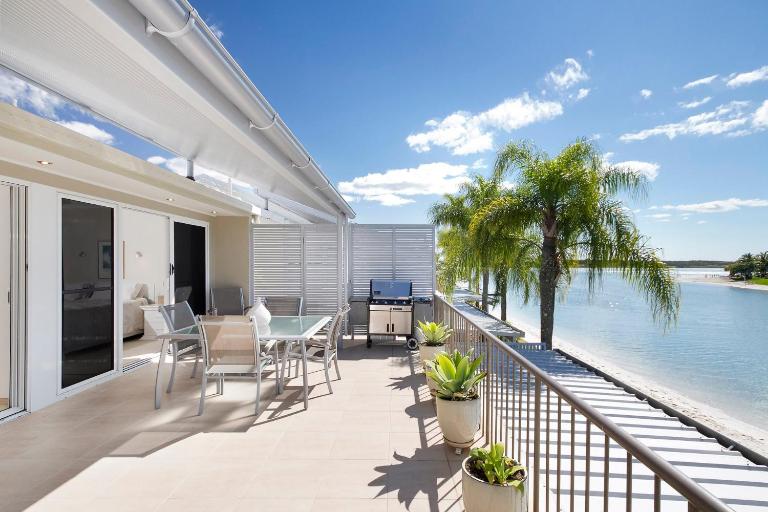 Noosa Haven Apt 12 Riverfront Elegance - B&B Neusa Vale