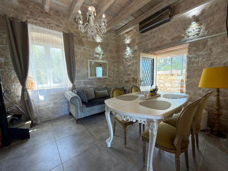 Stone house Chiara Seaview - B&B Funtana