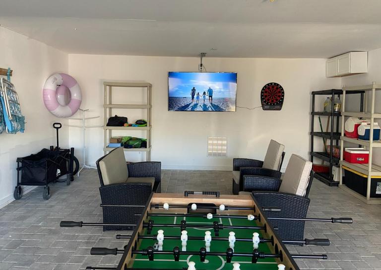 Beach Retreat - Steps to Beach - King Suite - Pool - Games - B&B Clearwater Beach