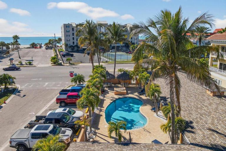 Enjoy Summer Days by the Pool and Strolls on the Beach! Coconut Villa 5! - B&B Saint Pete Beach