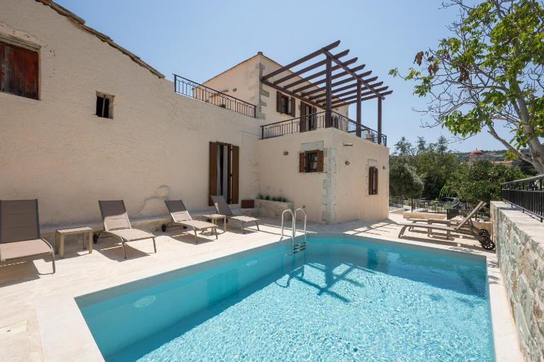 Athena Boutique Suites Gavalochori with Shared Pool - Chambres d'hôtes Gavalochori