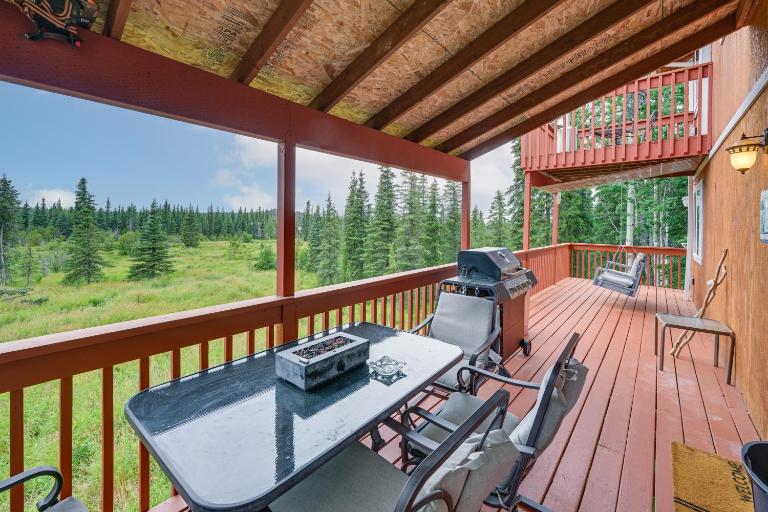 5 Mi to Kasilof River: Forest-View Retreat w/ Deck - B&B Kasilof