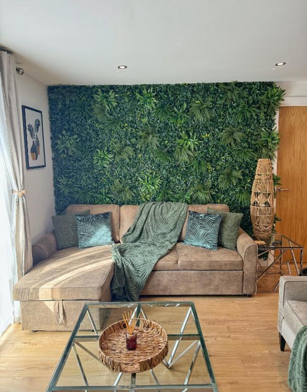 Velvet Leaf Retreat - 2 Bedrooms, 3 Beds, Ensuites, Park Views, Free Parking - B&B Leeds