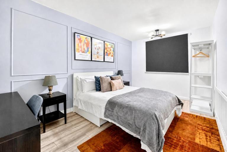 Modern 2-Bed Flat Private Balcony, Sleeps 5 - Bed and Breakfast Londen