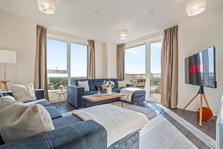 Stylish Penthouse - Sleeps 6 - Near Wembley - Ferienwohnung Hatch End