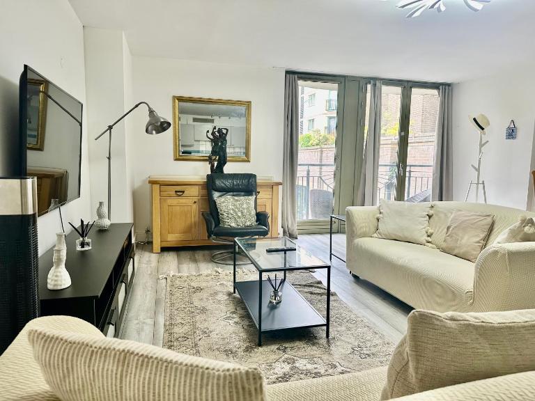 Cosy 1-Bedroom, 1-Bathroom Apartment at Kensington Gardens Square - B&B Londra
