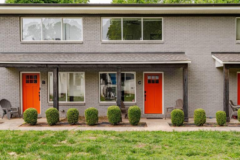 Chic 2BR Townhouse with Smart TV Close to All - Ferienwohnung Charlotte