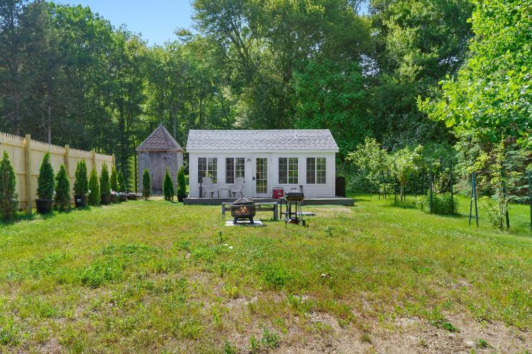 Lakefront Guesthouse w Sunrise View - B&B Stonington