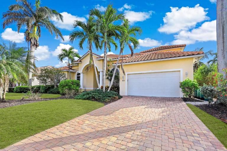 Large waterfront home with all-day sun on pool - B&B Marco Island