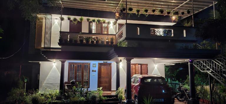 Aashiana, 4 bedroom homestay, 1st floor with balcony garden - Chambres d'hôtes Ernākulam