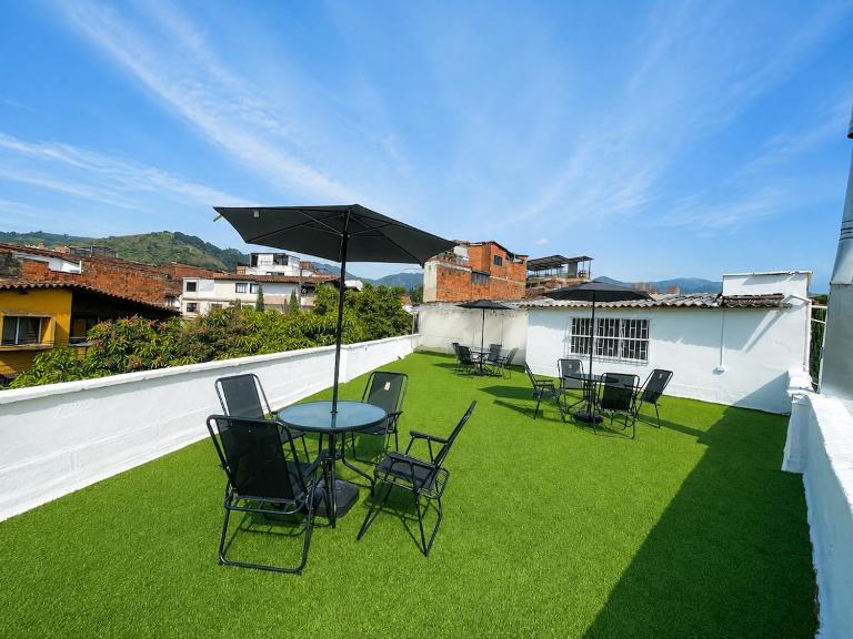 Casa Con Terraza Privada, 4 Baños, 4 habitaciones, Capacidad Maxima, Disponibilidad de Eventos Bajo Requisitos y reglamentos - B&B Medellín