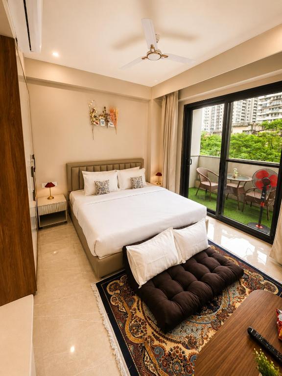 Kyoto Flat, Private Golf & Cozy Balcony - Golf Course Road, DLF Phase- 5 - Chambres d'hôtes Gurgaon