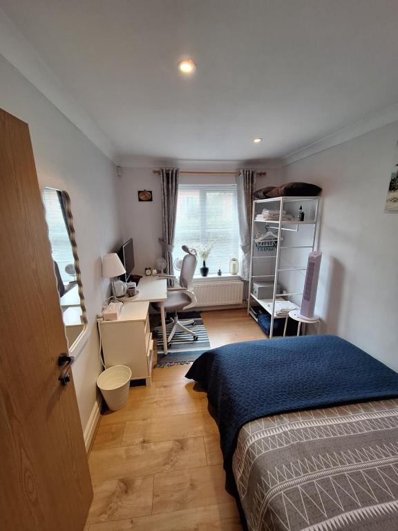 Cosy Gated Room with Free Secure Parking Private Bathroom - Ferienwohnung Woking