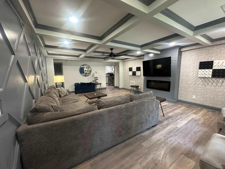 Spacious Dawsonville 4 bedrooms with 8 beds Sleeps 10 for Work crews and Large groups of friends and families - B&B Dawsonville