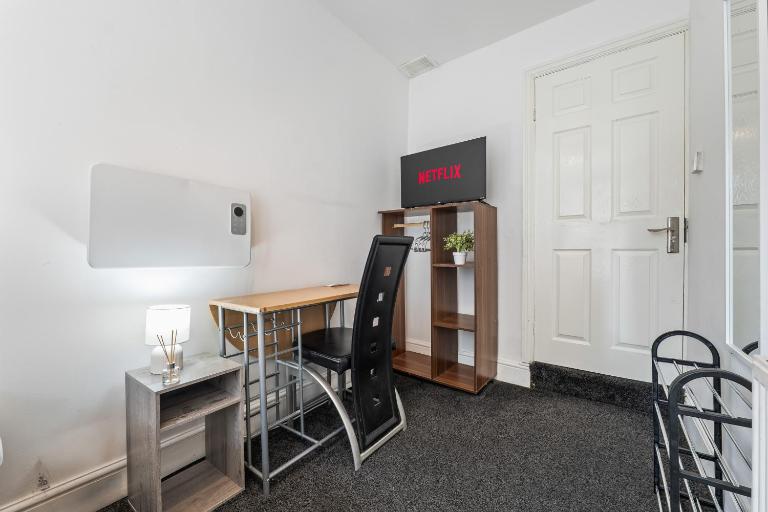 CityCentre I Sleeps8 I Parking I WIFI - Bed and Breakfast Coventry