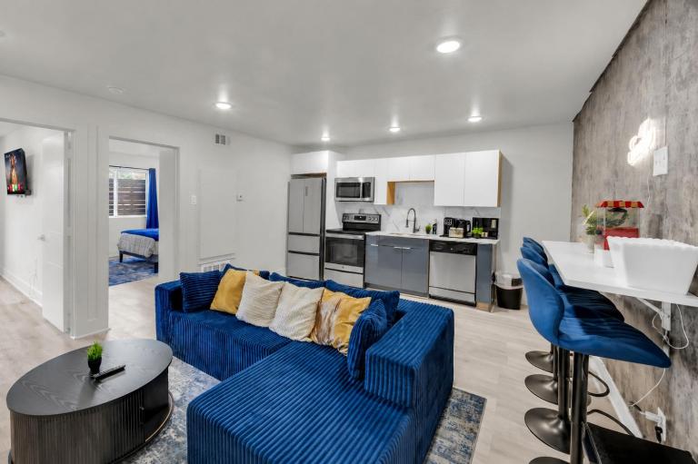 Renovated 2BR - Sleeps 6 - Walk to Deep Ellum - DT - B&B Dallas