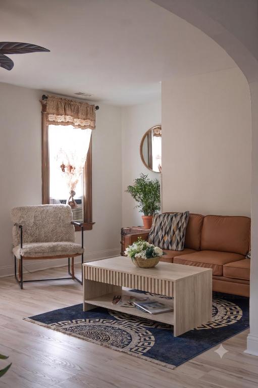 Quiet Brewers Hill 2BR Spa Shower, Workspace, Fire Pit & Yard - B&B Milwaukee