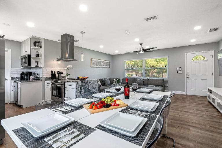 Renovated 3BR, Fenced Yard, Brandon Sleeps 8, 20 Min to Tampa, Monthly OK - Bed and Breakfast Brandon