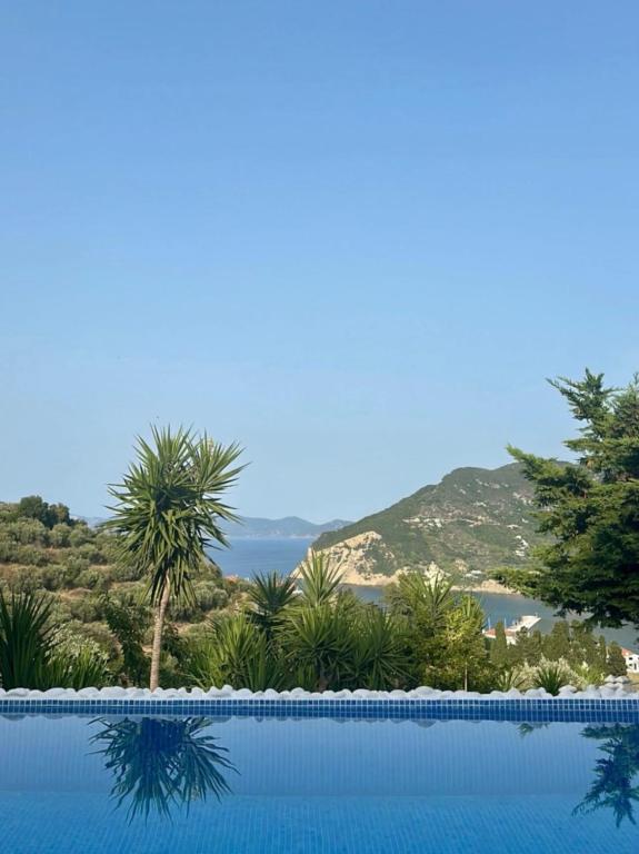 Villa Aspalathus Red, Pool and Panoramic Views to fulfil your Aegean memories - B&B Skópelos