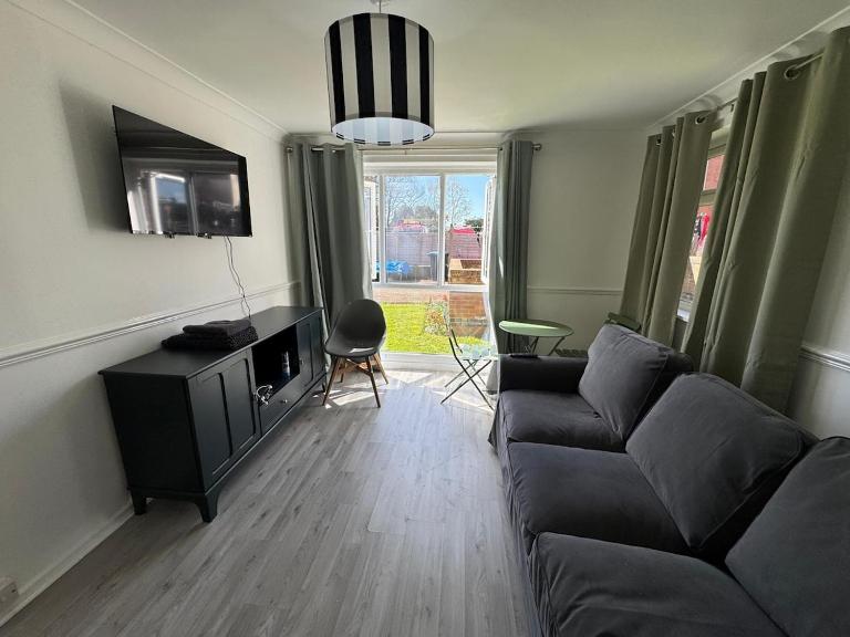 1 Bed Apartment - City Centre - M69 - Shops - Ferienwohnung Hinckley