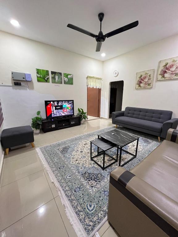 Bukit Tenang Homestay Melaka 3 Bedrooms 2 Bathrooms - Bed and Breakfast Malakka