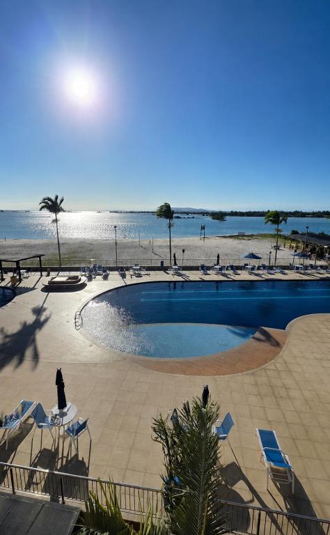 Apartamento no condomínio Golden Lake - Lagoa privativa - 06 hóspedes - AR e Wi-Fi - Bed and Breakfast Arraial do Cabo