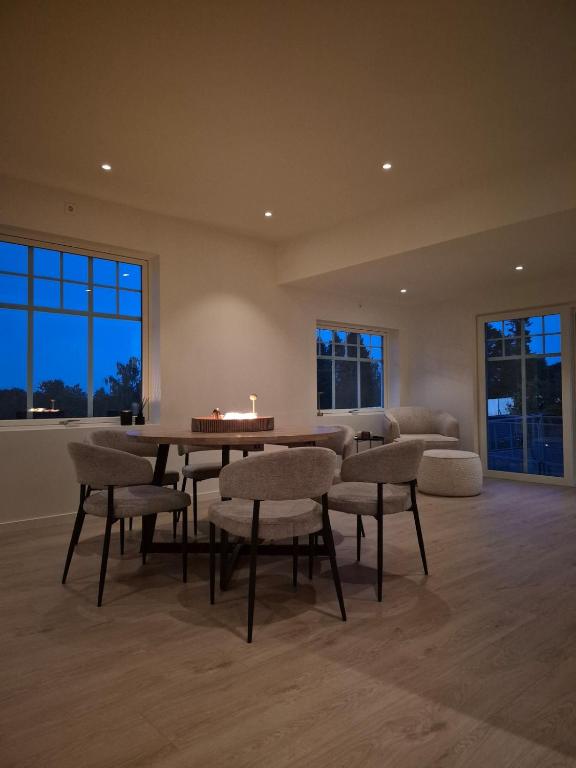 Stor Villa like ved Mjøsa - B&B Gjøvik