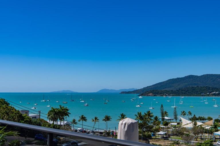 Island Vista Penthouse - B&B Airlie Beach
