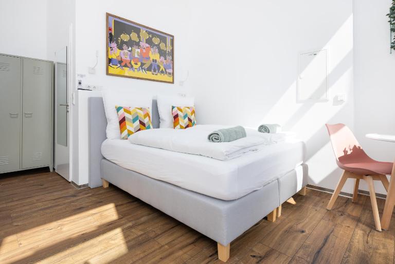 Great 1-room apartment with free underground parking - Bed and Breakfast Berlijn