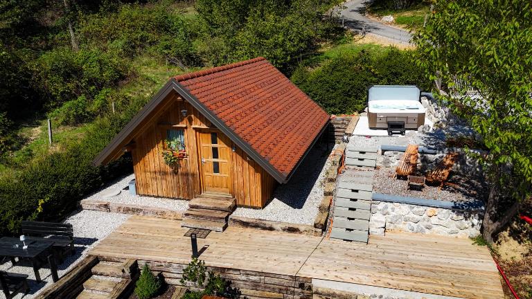 Glamping Avantura-Cozy Cabin for Two with Private Jacuzzi Kolpa Valley - B&B Kostel
