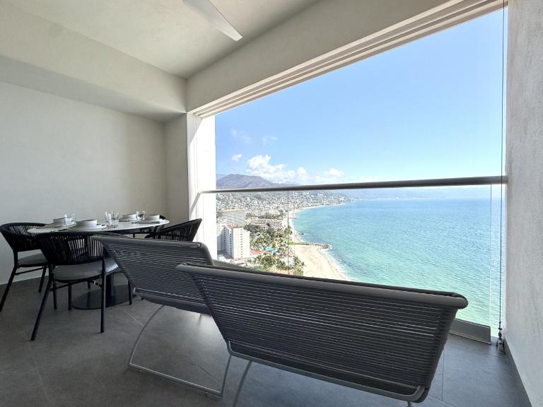 Harbor 171 Unit 2209 – 22nd Floor Oceanview Condo with Rooftop Pool & Gym - Chambres d'hôtes Puerto Vallarta