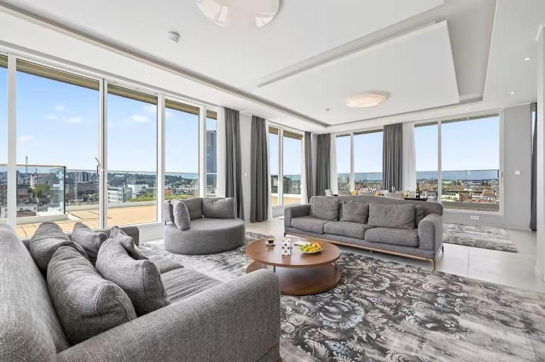 Penthouse 2BDR with 360 Midi 33 by Reside - Chambres d'hôtes Bruxelles