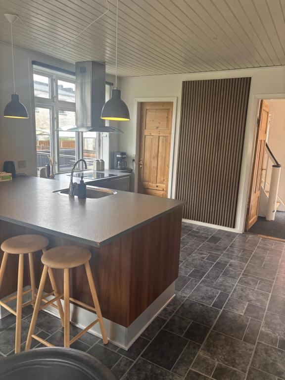 Hus nær Billund med spabad, have, grill og privat carport - Chambres d'hôtes Grindsted