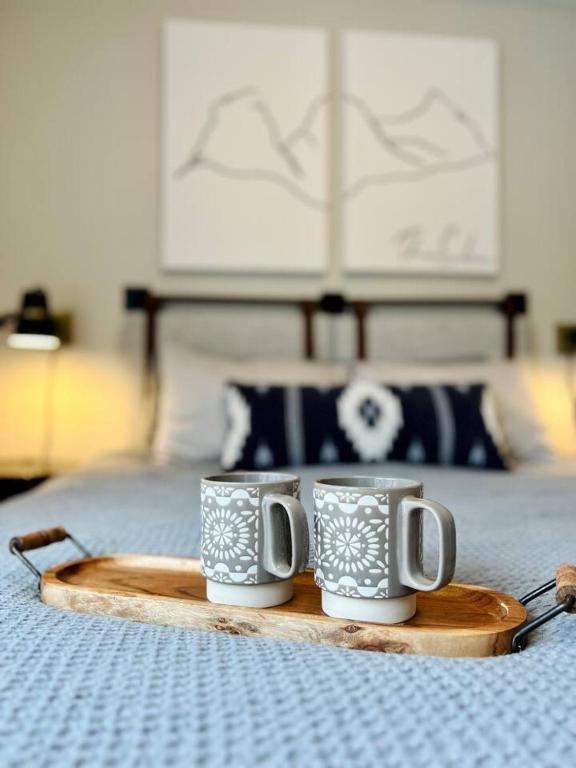 Pet-friendly Walk-Up Condo with Pool & Hot tub! - Ferienwohnung Canmore