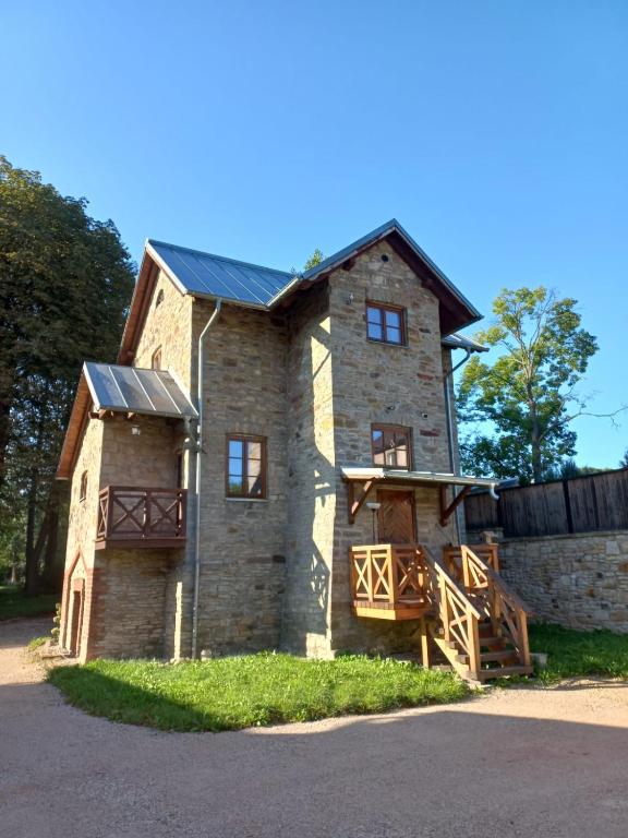 Kamienny domek z XIX wieku w historycznym otoczeniu - Bed and Breakfast Rzuców