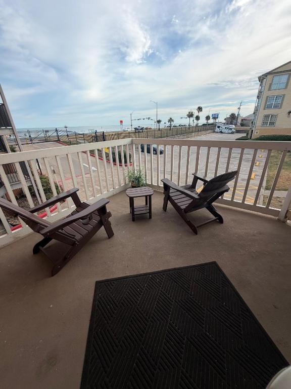 Ocean & Pool Views- Cruise Parking-2 Pools- HotTub - GYM - Shoreline Stays 6101 - B&B Galveston
