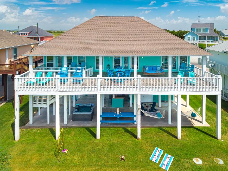 2 Main Suites, Sleeps 16, Hot Tub, Steps to Beach, Pets, Tiki Bar, Day Bed, Large Decks - B&B Bolivar Peninsula
