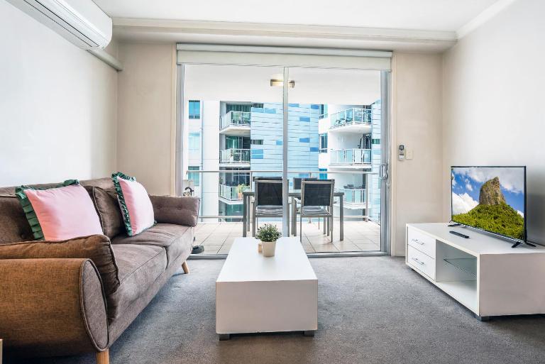 Prime Location River Glimpse 2BR Walk to CBD with Parking - Bed and Breakfast Brisbane