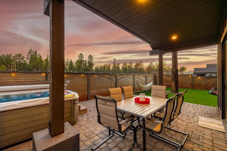 Modern Escape with Hot Tub Breathtaking Views - B&B Flagstaff