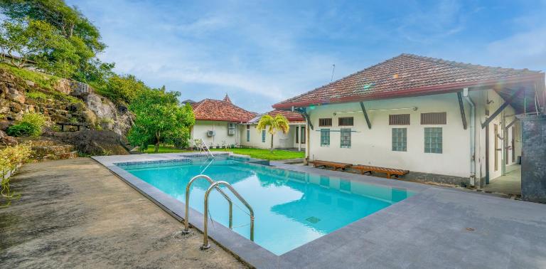 Galle Retreat Colonial Villa with Pool and Garden - Bed and Breakfast Galle
