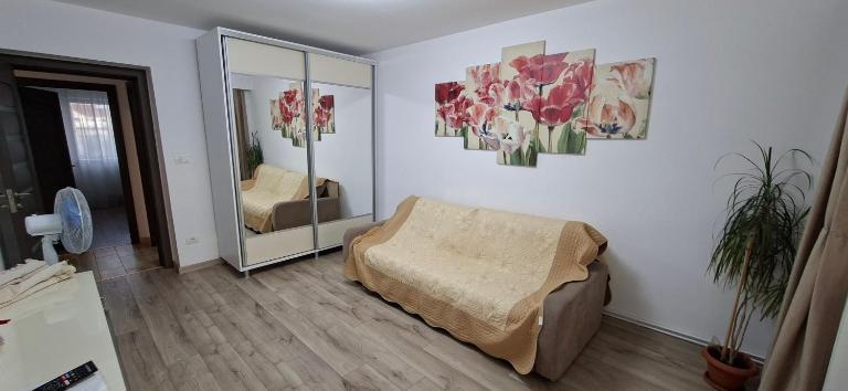 2 Rooms by Brancusi Central Park - Free Parking & Self Check-In - Bed and Breakfast Târgu Jiu
