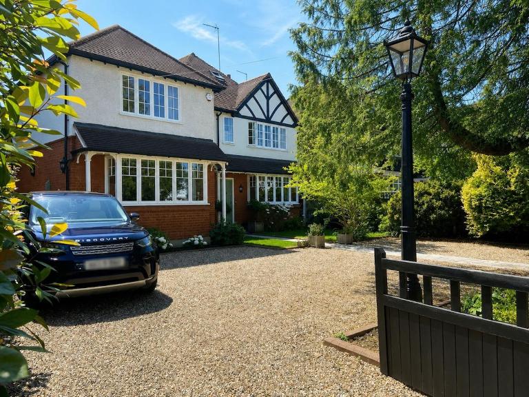 Claygate Village Stay - Parking & London Links - Ferienwohnung Claygate
