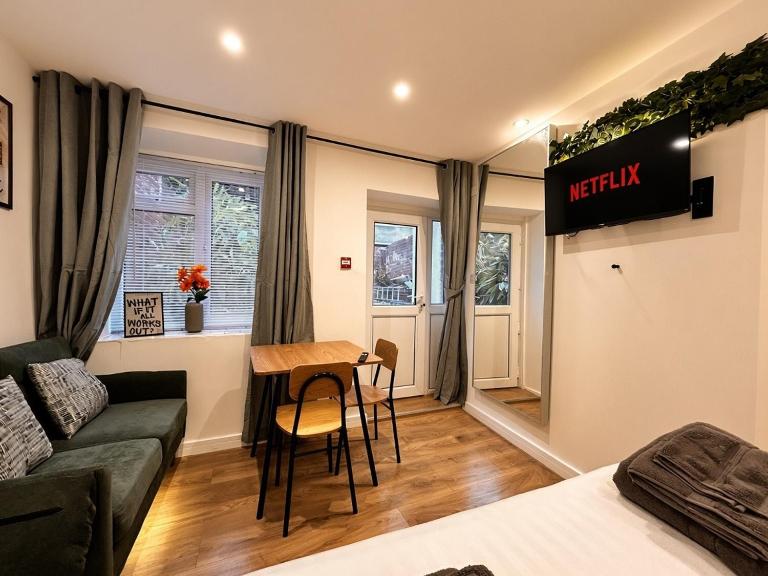 The Bolthole - Central Studio - B&B Gloucester