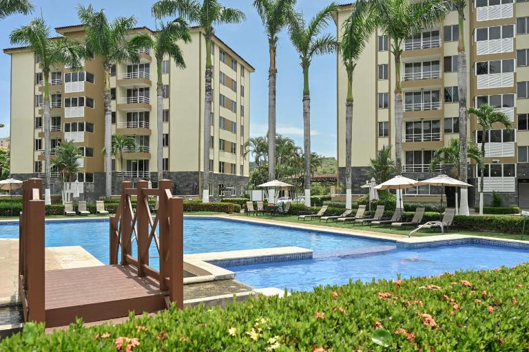 Costa Linda Modern Apto Walk to the Beach Pool AC - Bed and Breakfast Jacó