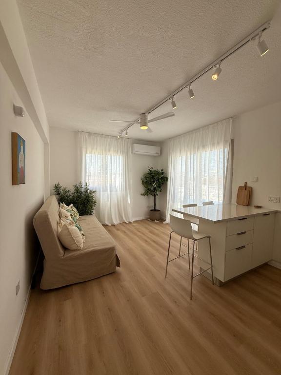 Sunny Kapparis Penthouse - Near Beach - Terrace - Ferienwohnung Paralímni
