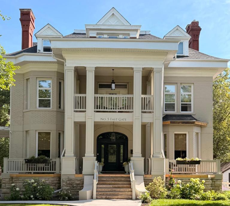 No. 5 East - Bed and Breakfast Winnipeg
