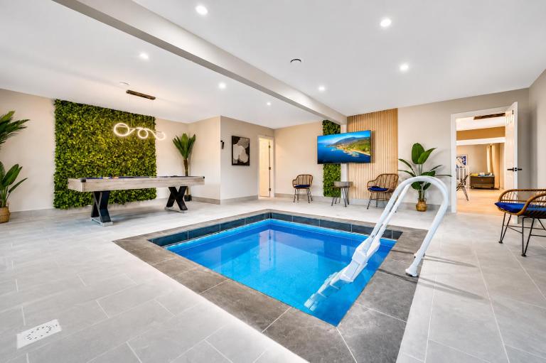 NEW Indoor lounge pool, hot tub, Glamping, karaoke - B&B Tobyhanna