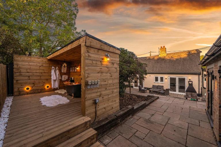 Historic Cambridgeshire Cottage Retreat with Hot Tub - B&B Elsworth